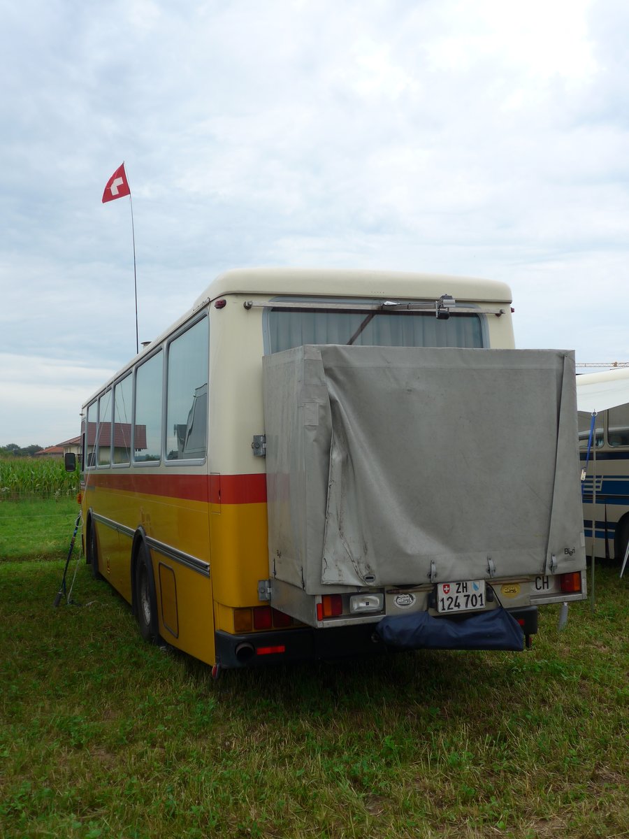 (173'983) - Aus der Schweiz: Toldo, Z�rich - ZH 124'701 - Saurer/R&J (ex Peter, Pfaffnau) am 20. August 2016 in B�singen, Bahnhof