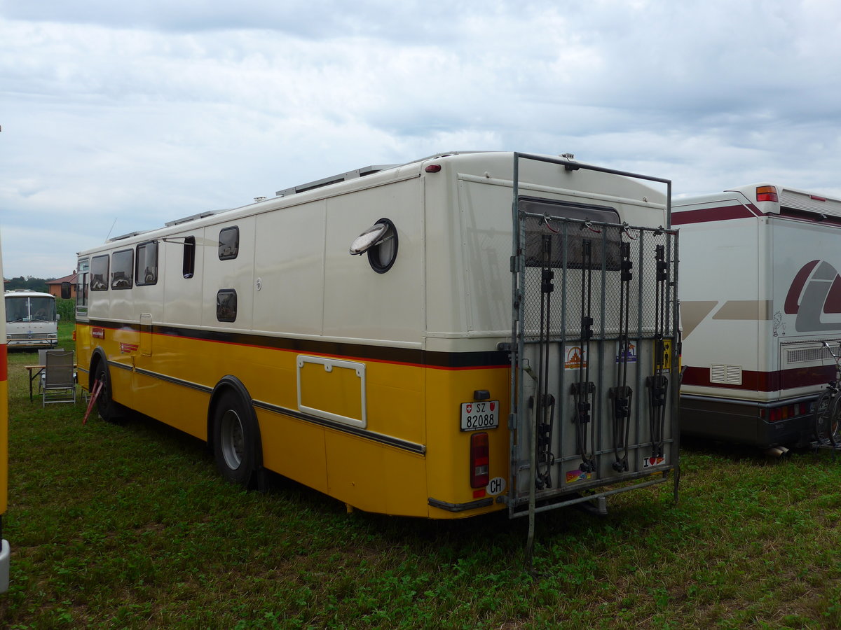 (174'007) - Aus der Schweiz: Tiemann, Illnau - Nr. 12/SZ 82'088 - Saurer/R&J (ex Privat; ex Tschannen, Zofingen Nr. 12) am 20. August 2016 in B�singen, Bahnhof