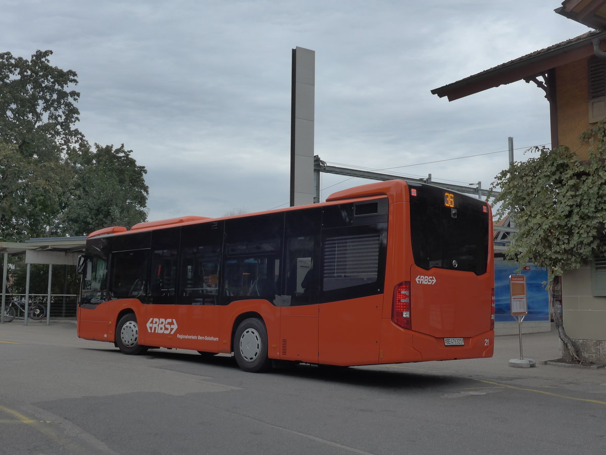(174'551) - RBS Worblaufen - Nr. 21/BE 476'321 - Mercedes am 4. September 2016 beim Bahnhof M�nchenbuchsee