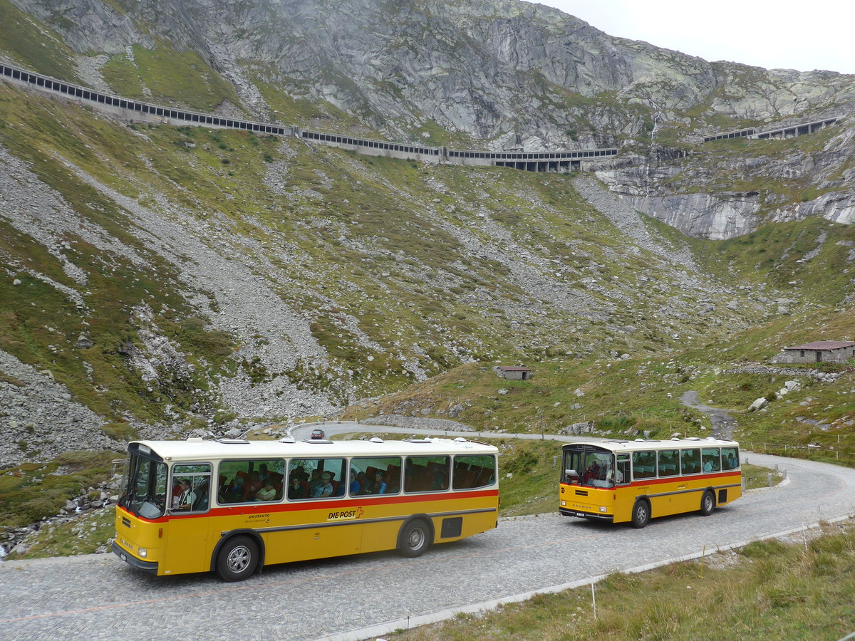 (174'998) - AVG Meiringen - Nr. 74/BE 607'481 - Saurer/R&J (ex P 24'357) + Mark, Andeer - GR 1866 - Saurer/R&J (ex PostAuto Graub�nden; ex P 24'350) am 18. September 2016 am Gotthard, Alte Tremolastrasse