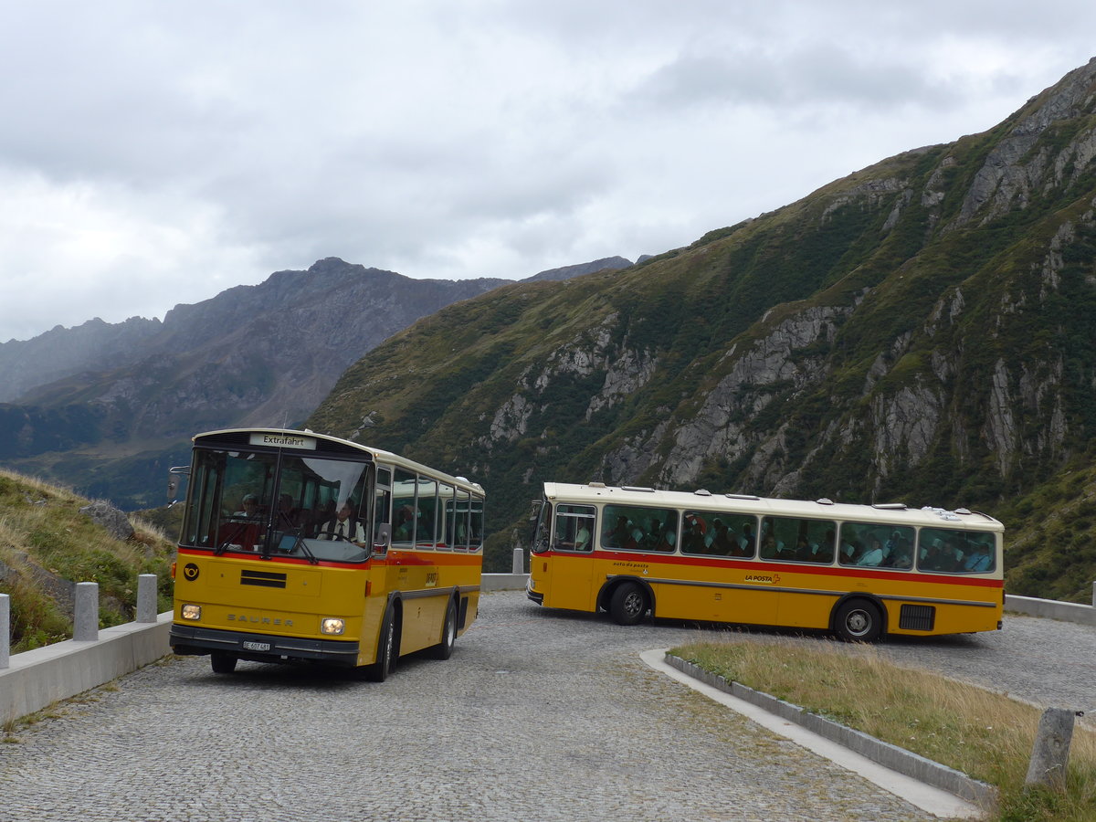(175'002) - AVG Meiringen - Nr. 74/BE 607'481 - Saurer/R&J (ex P 24'357) + Mark, Andeer - GR 1866 - Saurer/R&J (ex PostAuto Graub�nden; ex P 24'350) am 18. September 2016 am Gotthard, Alte Tremolastrasse