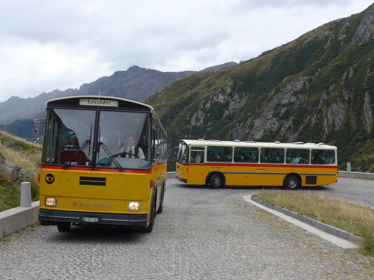 (175'003) - AVG Meiringen - Nr. 74/BE 607'481 - Saurer/R&J (ex P 24'357) + Mark, Andeer - GR 1866 - Saurer/R&J (ex PostAuto Graub�nden; ex P 24'350) am 18. September 2016 am Gotthard, Alte Tremolastrasse
