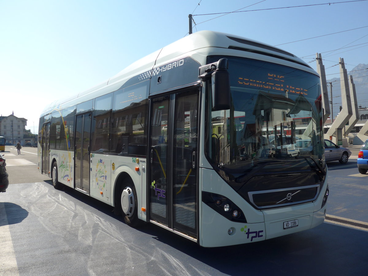 (175'094) - TPC Aigle - VD 1186 - Volvo (ex Volvo, S-G�teborg) am 24. September 2016 beim Bahnhof Aigle