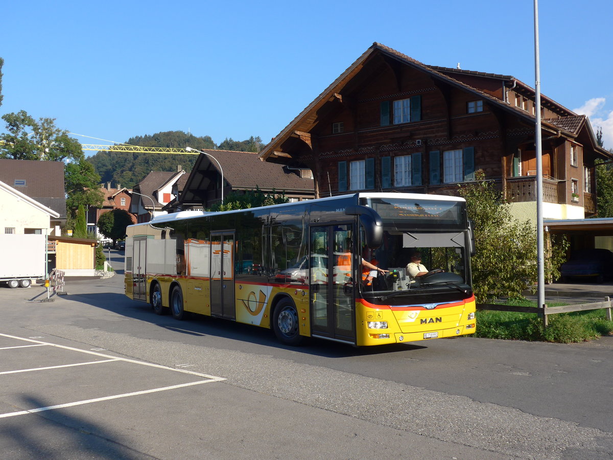 (175'168) - PostAuto Bern - BE 718'991 - MAN am 24. September 2016 beim Bahnhof Wimmis