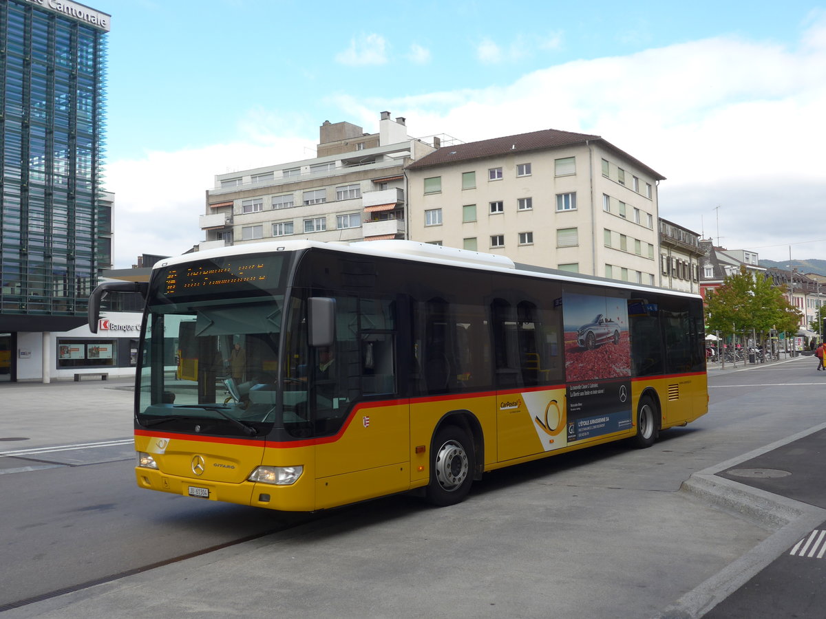 (175'520) - CarPostal Ouest - Nr. 17/JU 61'304 - Mercedes am 7. Oktober 2016 beim Bahnhof Del�mont