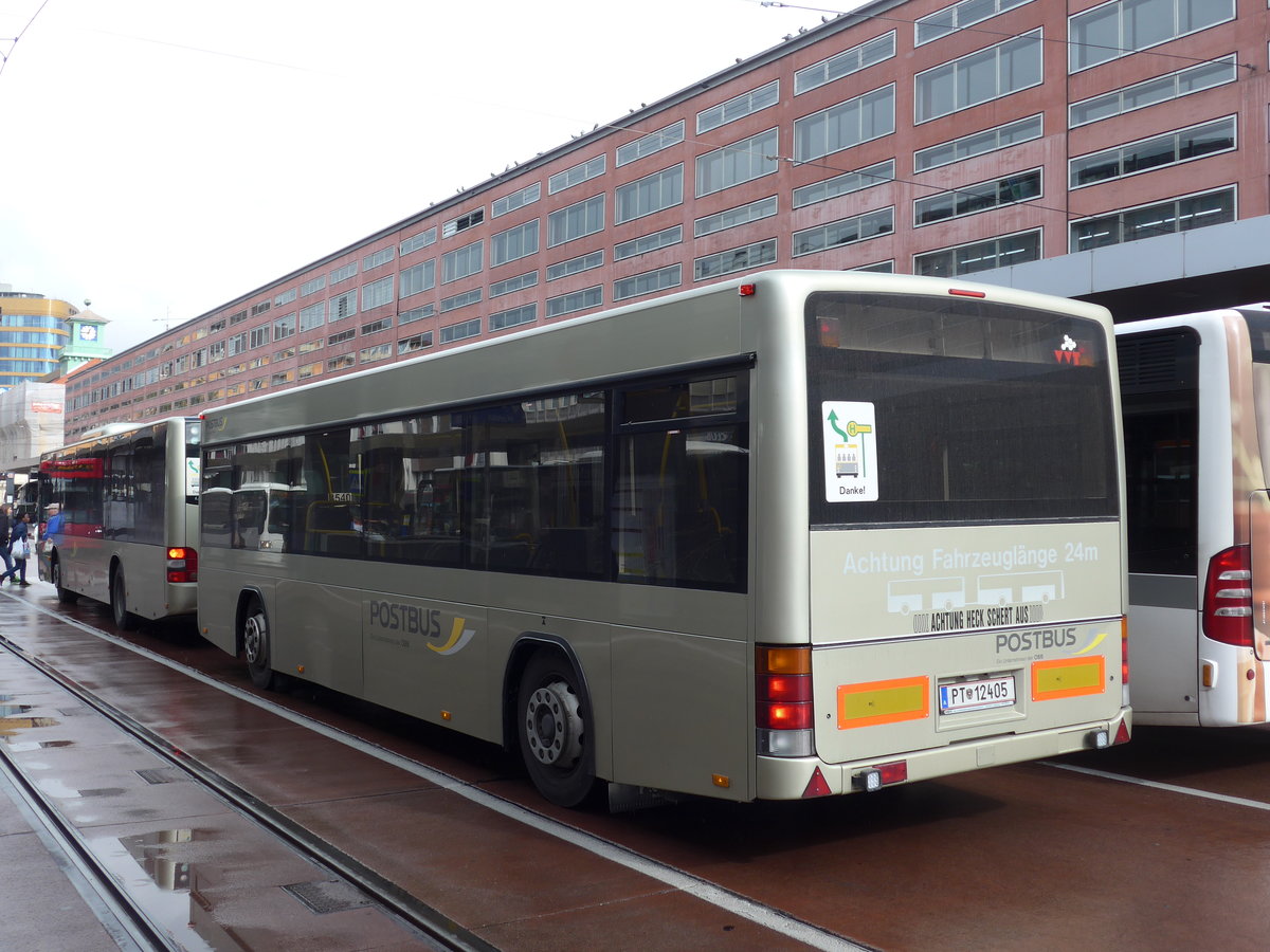 (175'742) - PostBus - PT 12'405 - Lanz+Marti/Hess Personenanh�nger am 18. Oktober 2016 beim Bahnhof Innsbruck