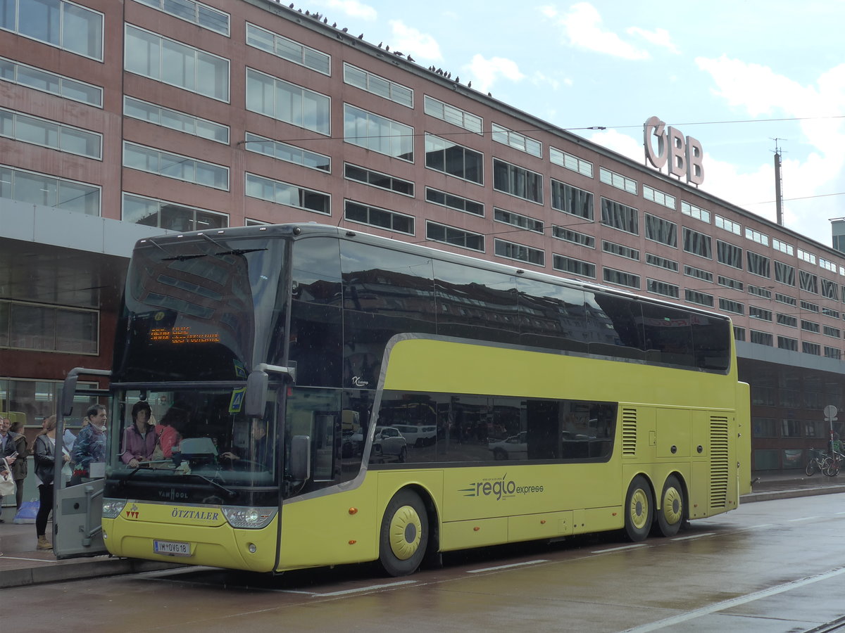 (175'796) - �VG S�lden - IM OVG 18 - Van Hool am 18. Oktober 2016 beim Bahnhof Innsbruck