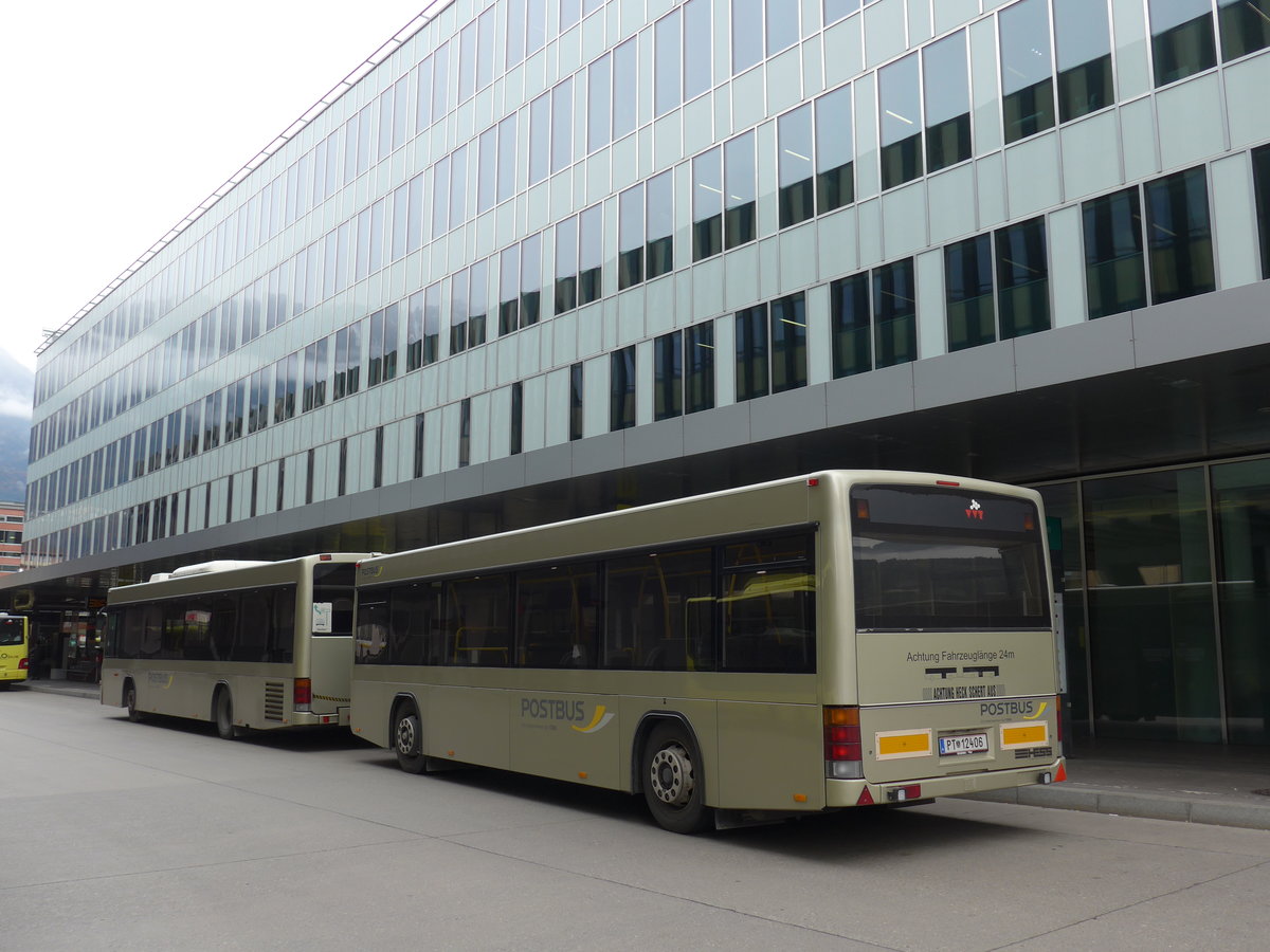 (176'140) - PostBus - PT 12'406 - Lanz+Marti/Hess Personenanh�nger am 21. Oktober 2016 beim Bahnhof Innsbruck