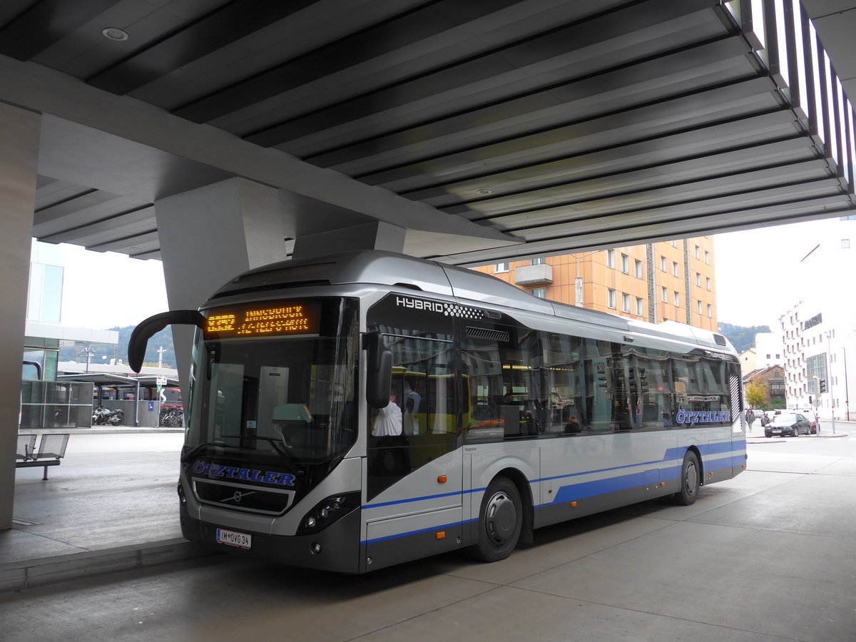 (176'150) - �VG S�lden - IM OVG 34 - Volvo am 21. Oktober 2016 beim Bahnhof Innsbruck