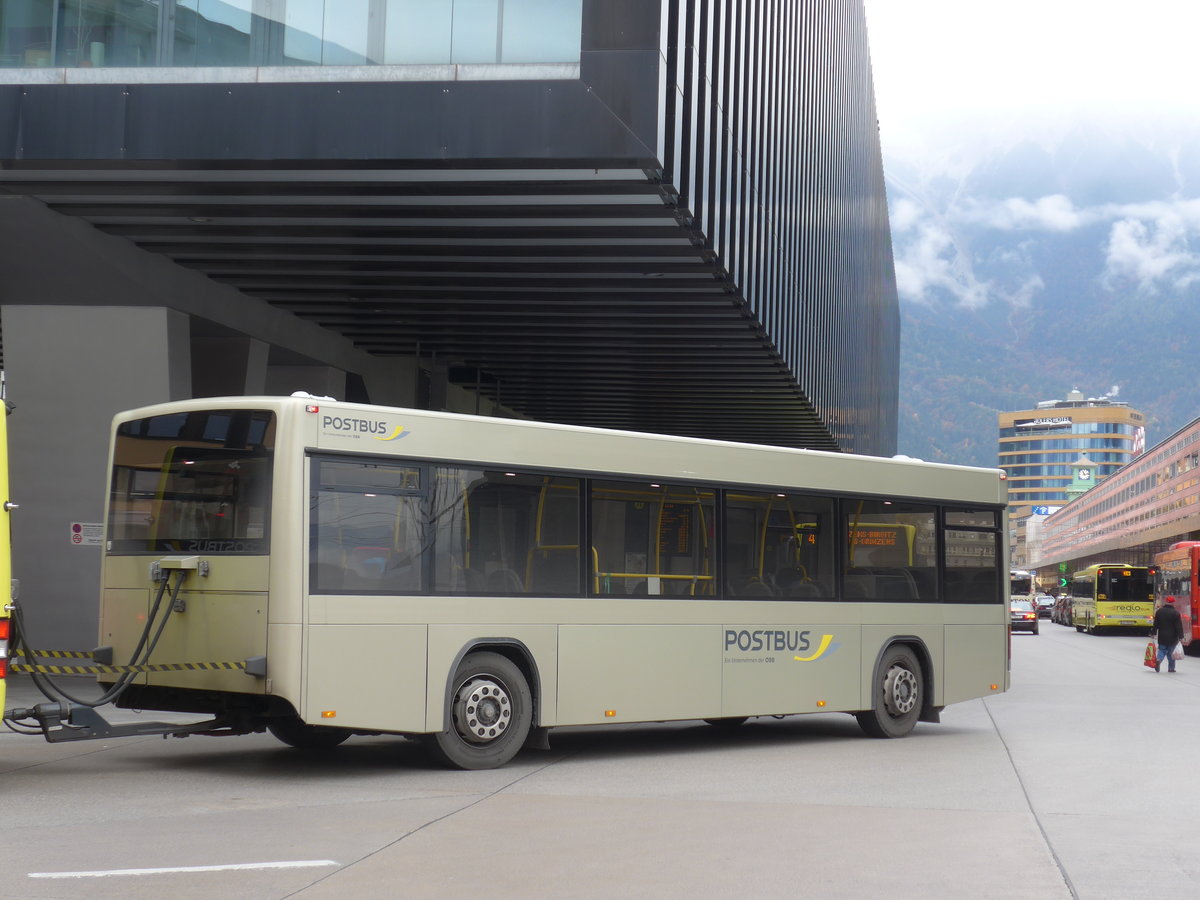 (176'157) - PostBus - PT 12'404 - Lanz+Marti/Hess Personenanh�nger am 21. Oktober 2016 beim Bahnhof Innsbruck