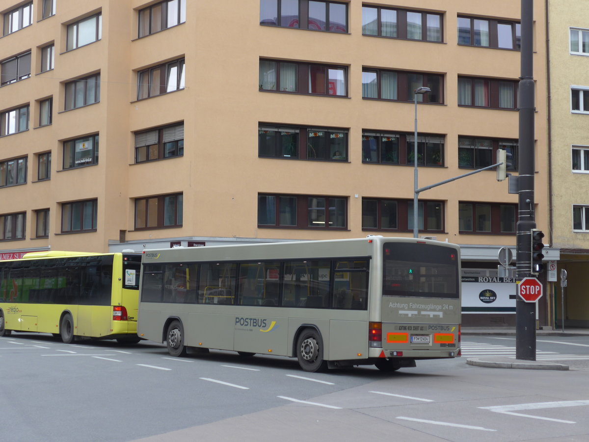 (176'158) - PostBus - PT 12'404 - Lanz+Marti/Hess Personenanh�nger am 21. Oktober 2016 beim Bahnhof Innsbruck