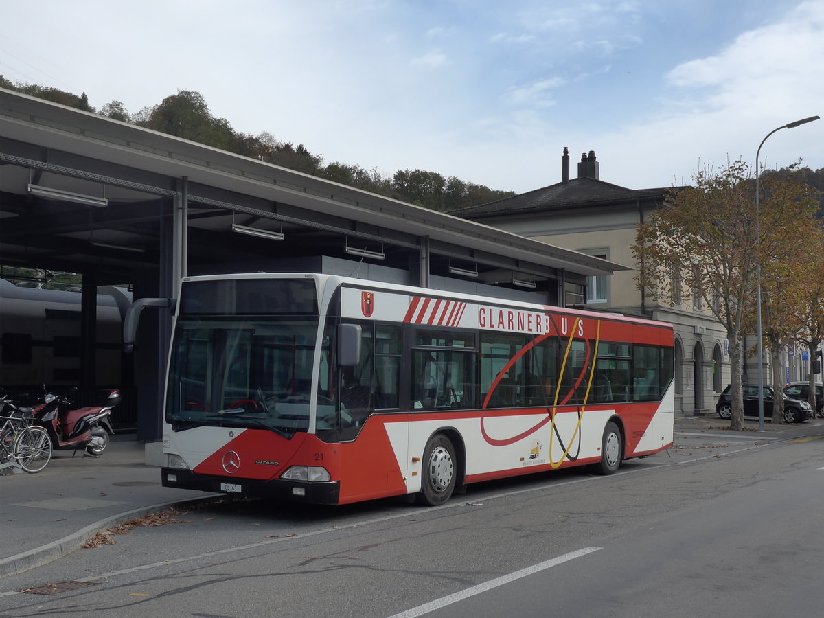 (176'289) - Niederer, Filzbach - Nr. 21/GL 63 - Mercedes am 23. Oktober 2016 beim Bahnhof Ziegelbr�cke