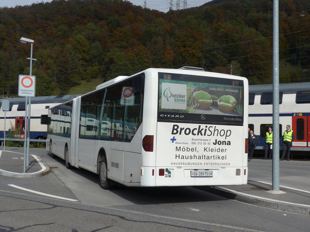 (176'290) - Schneider, Ermenswil - Nr. 7/SG 289'751 - Mercedes am 23. Oktober 2016 beim Bahnhof Ziegelbr�cke