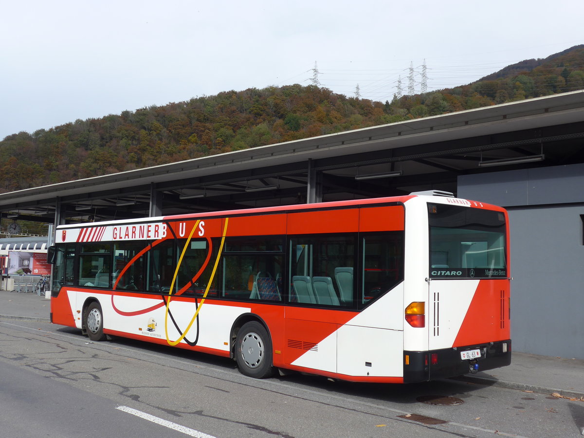 (176'292) - Niederer, Filzbach - Nr. 21/GL 63 - Mercedes am 23. Oktober 2016 beim Bahnhof Ziegelbr�cke