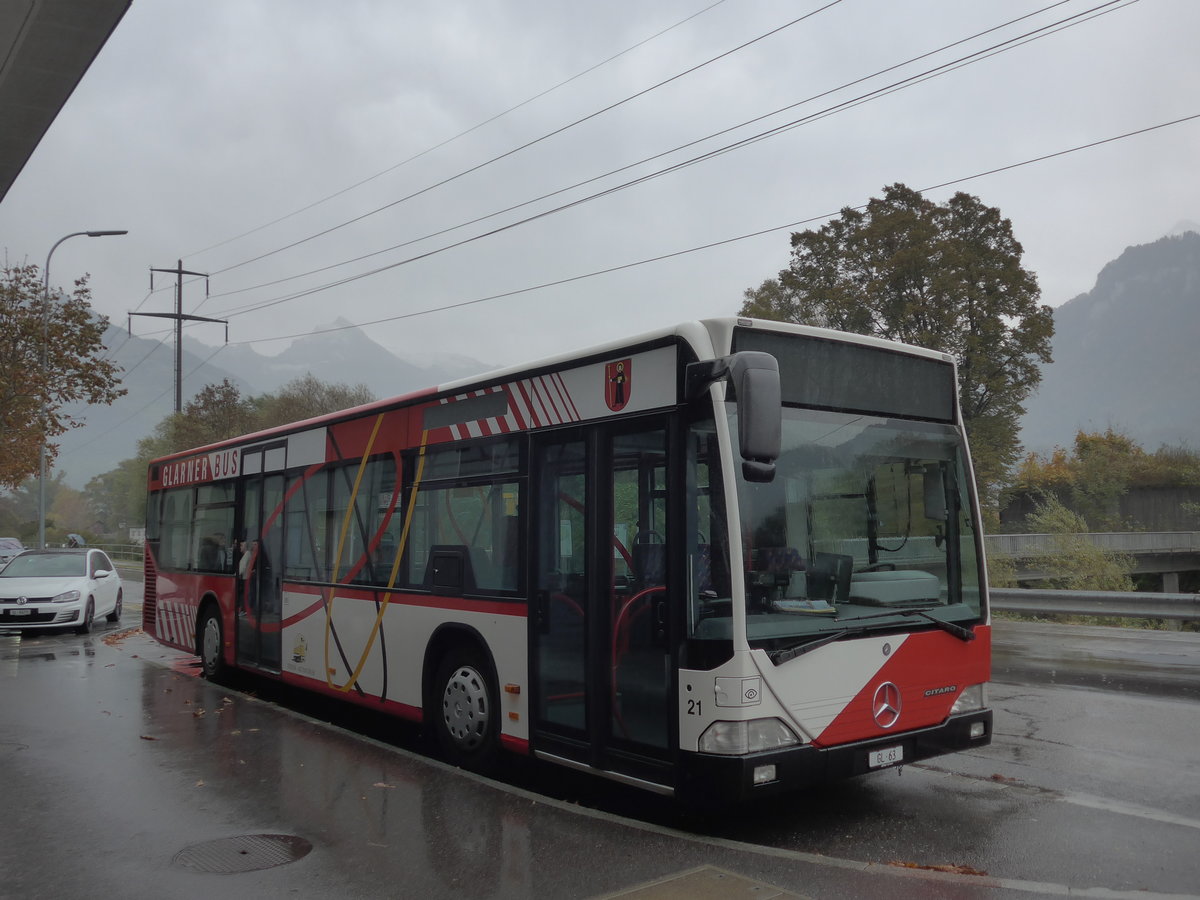 (176'318) - Niederer, Filzbach - Nr. 21/GL 63 - Mercedes am 23. Oktober 2016 beim Bahnhof Ziegelbr�cke