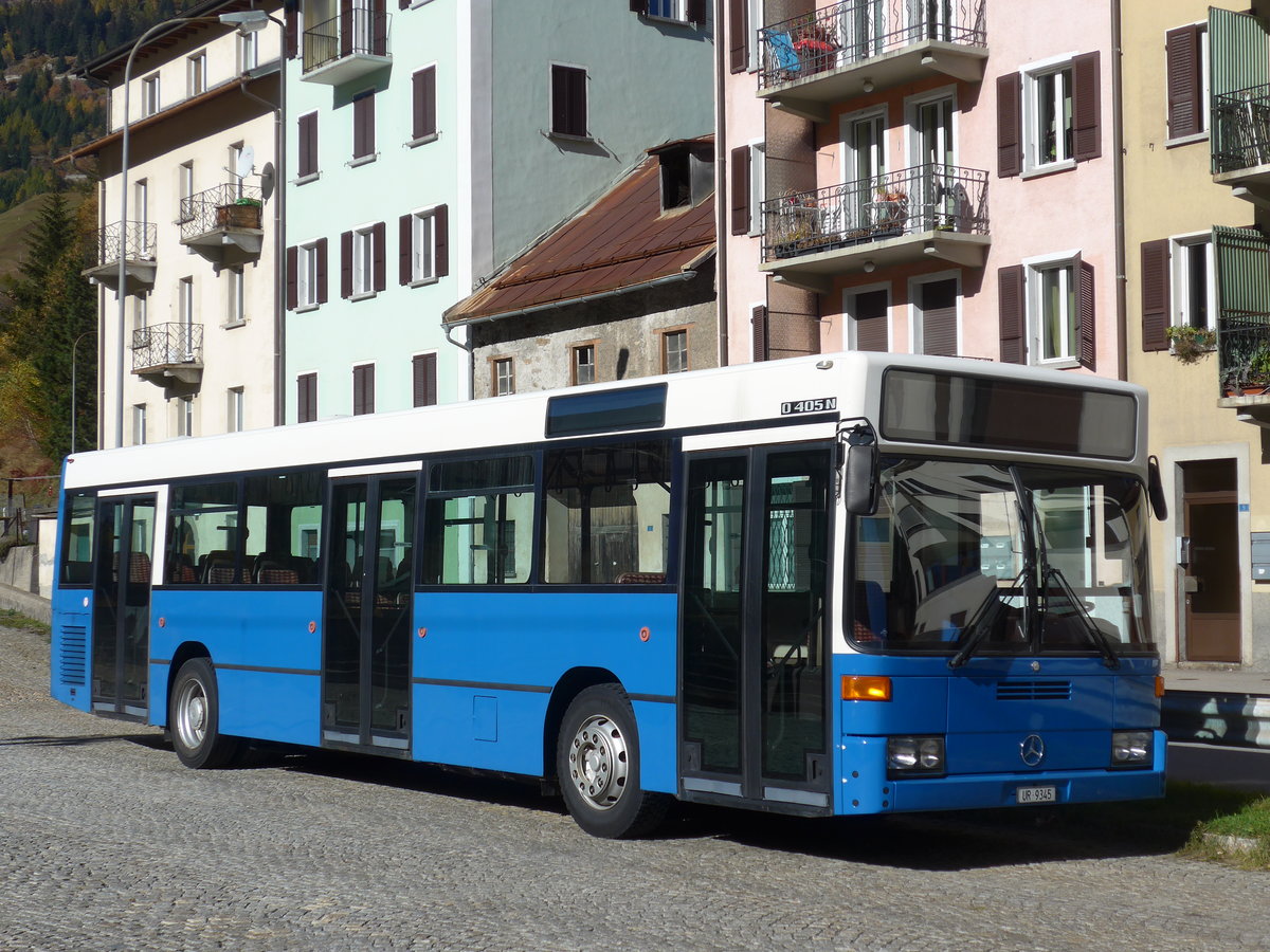 (176'401) - Meyer, G�schenen - UR 9345 - Mercedes (ex VBL Luzern Nr. 555; ex Gowa, Luzern Nr. 55) am 30. Oktober 2016 beim Bahnhof Airolo