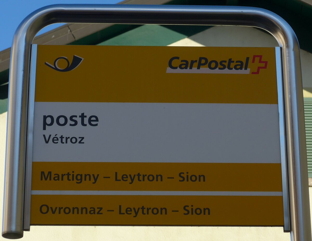 (176'621) - PostAuto-Haltestellenschild - V�troz, poste - am 12. November 2016