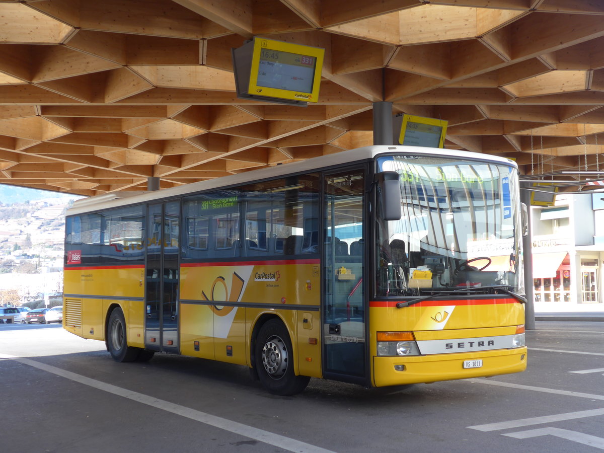 (176'831) - Ev�quoz, Erde - VS 1011 - Setra am 4. Dezember 2016 beim Bahnhof Sion