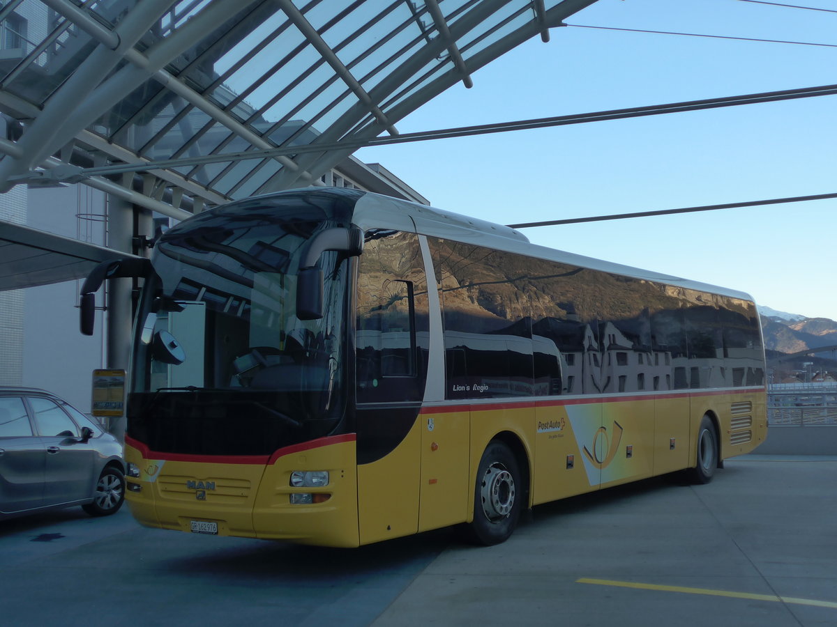 (177'056) - PostAuto Graub�nden - GR 162'976 - MAN am 10. Dezember 2016 in Chur, Postautostation