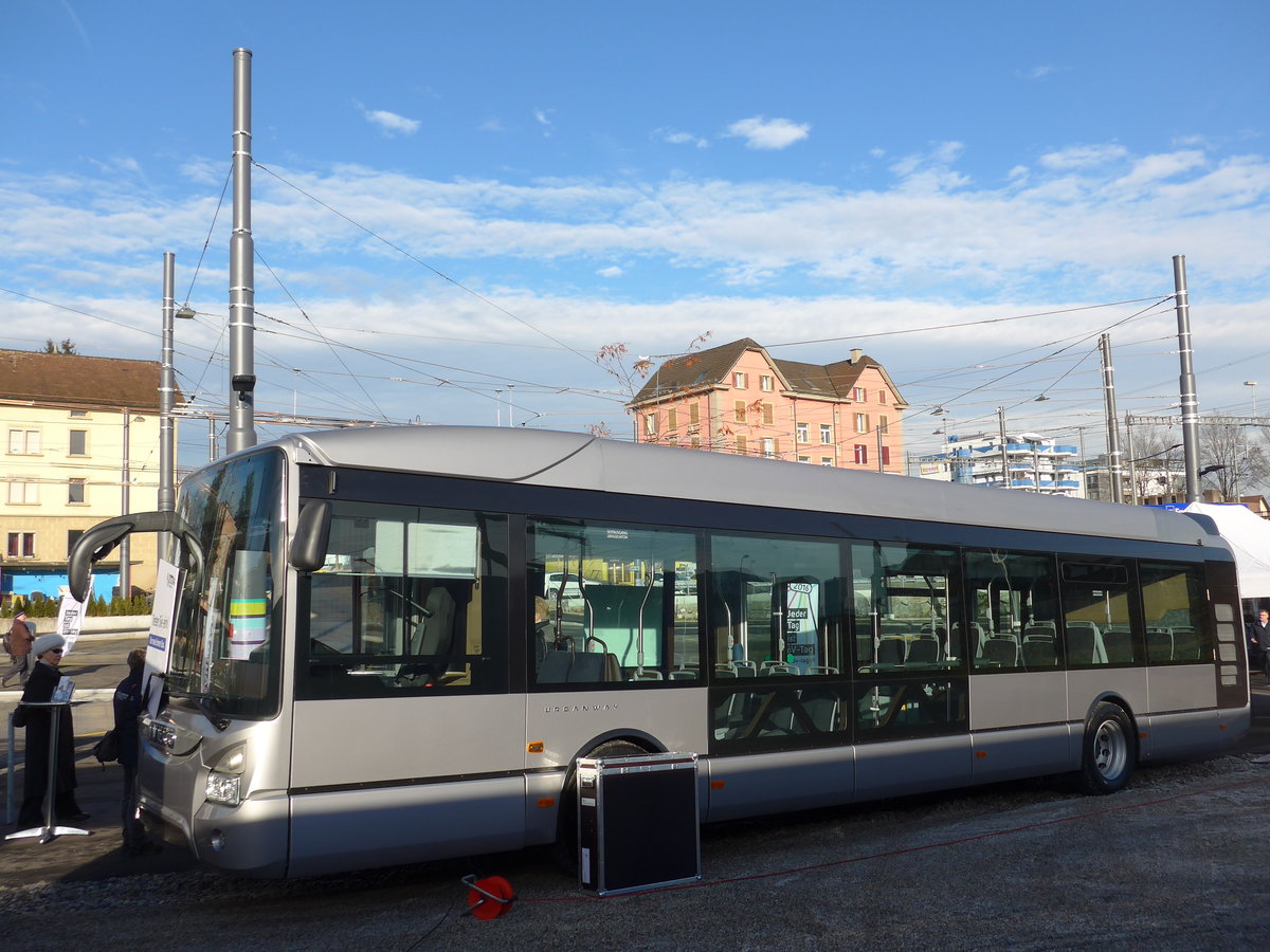 (177'145) - AAGR Rothenburg - Iveco am 11. Dezember 2016 beim Bahnhof Emmenbr�cke S�d