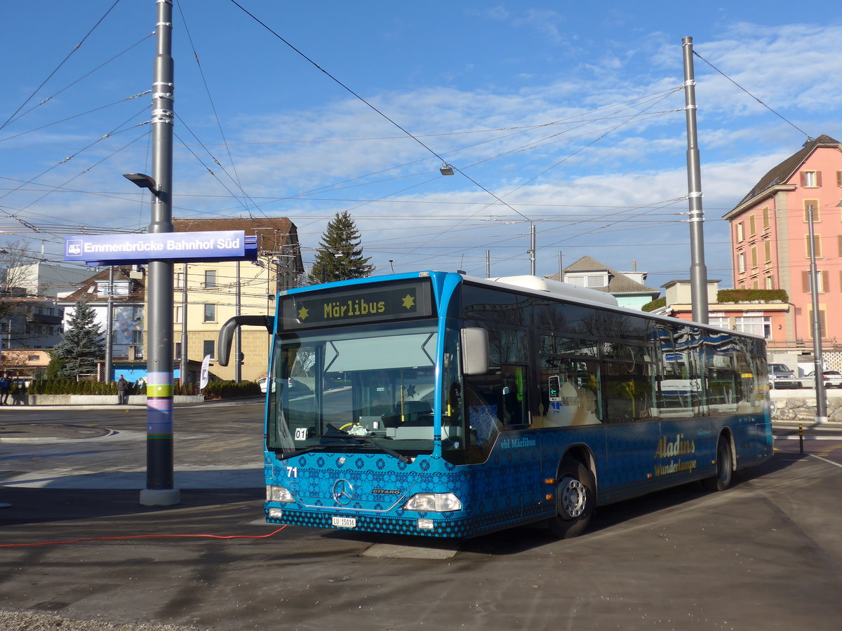 (177'146) - VBL Luzern - Nr. 71/LU 15'016 - Mercedes am 11. Dezember 2011 beim Bahnhof Emmenbr�cke S�d