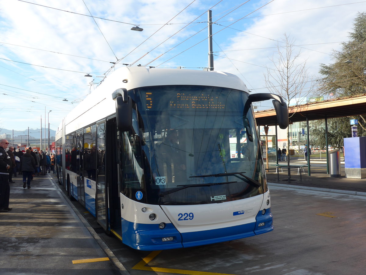 (177'155) - VBL Luzern - Nr. 229 - Hess/Hess Gelenktrolleybus am 11. Dezember 2016 beim Bahnhof Emmenbr�cke S�d