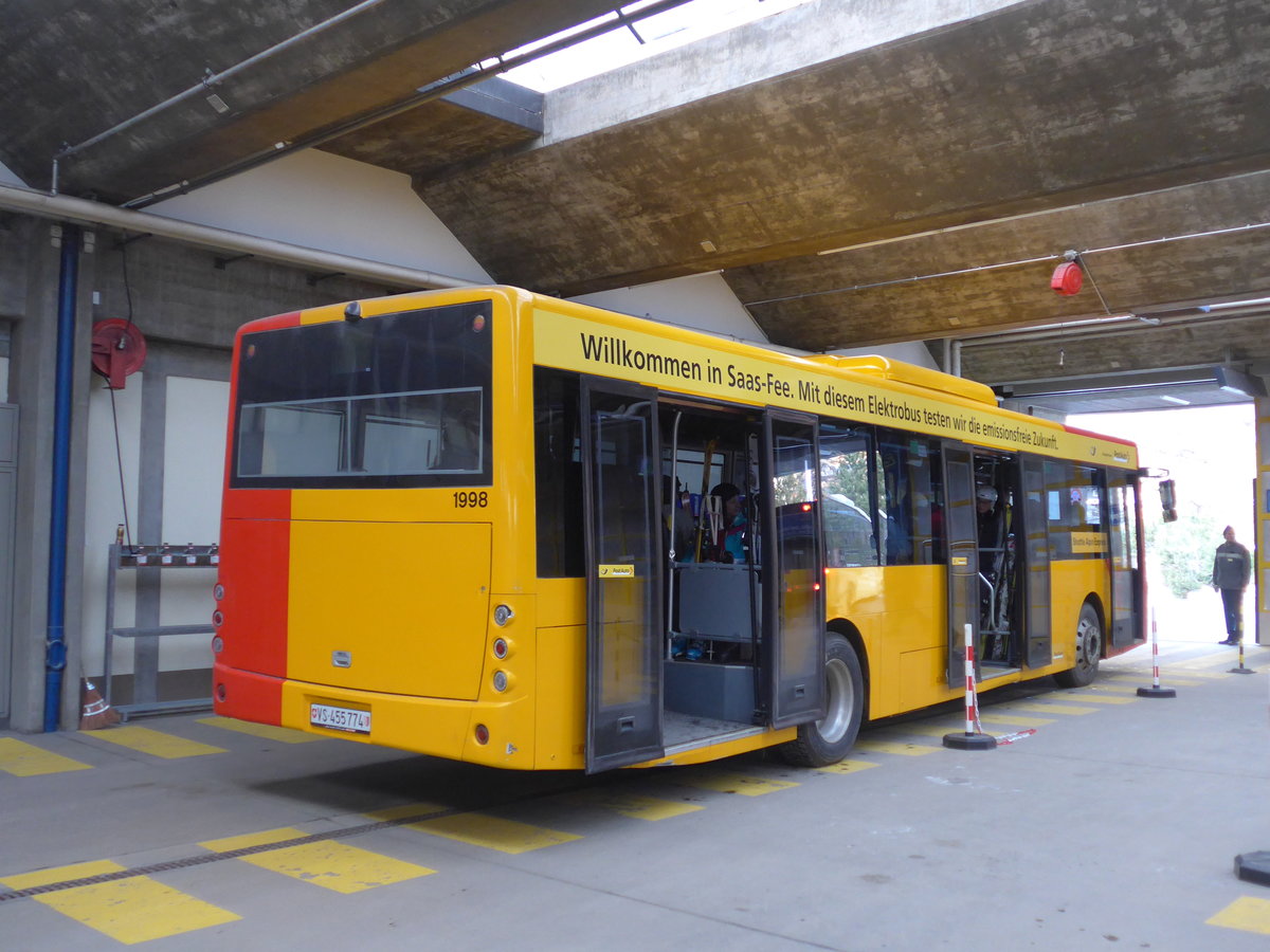 (177'374) - Aus D�nemark: ARRIVA - Nr. 1998/VS 455'774 - Ebusco am 26. Dezember 2016 in Saas-Fee, Postautostation (Einsatz PostAuto)