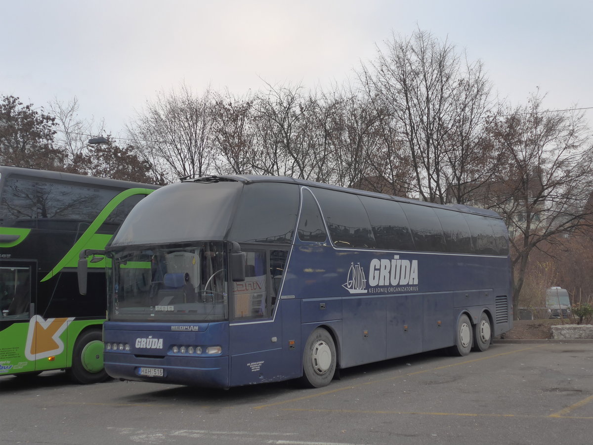 (177'505) - Aus Ungarn: Gr�da, Kaunas - HAH-516 - Neoplan am 30. Dezember 2016 in Z�rich, Sihlquai 