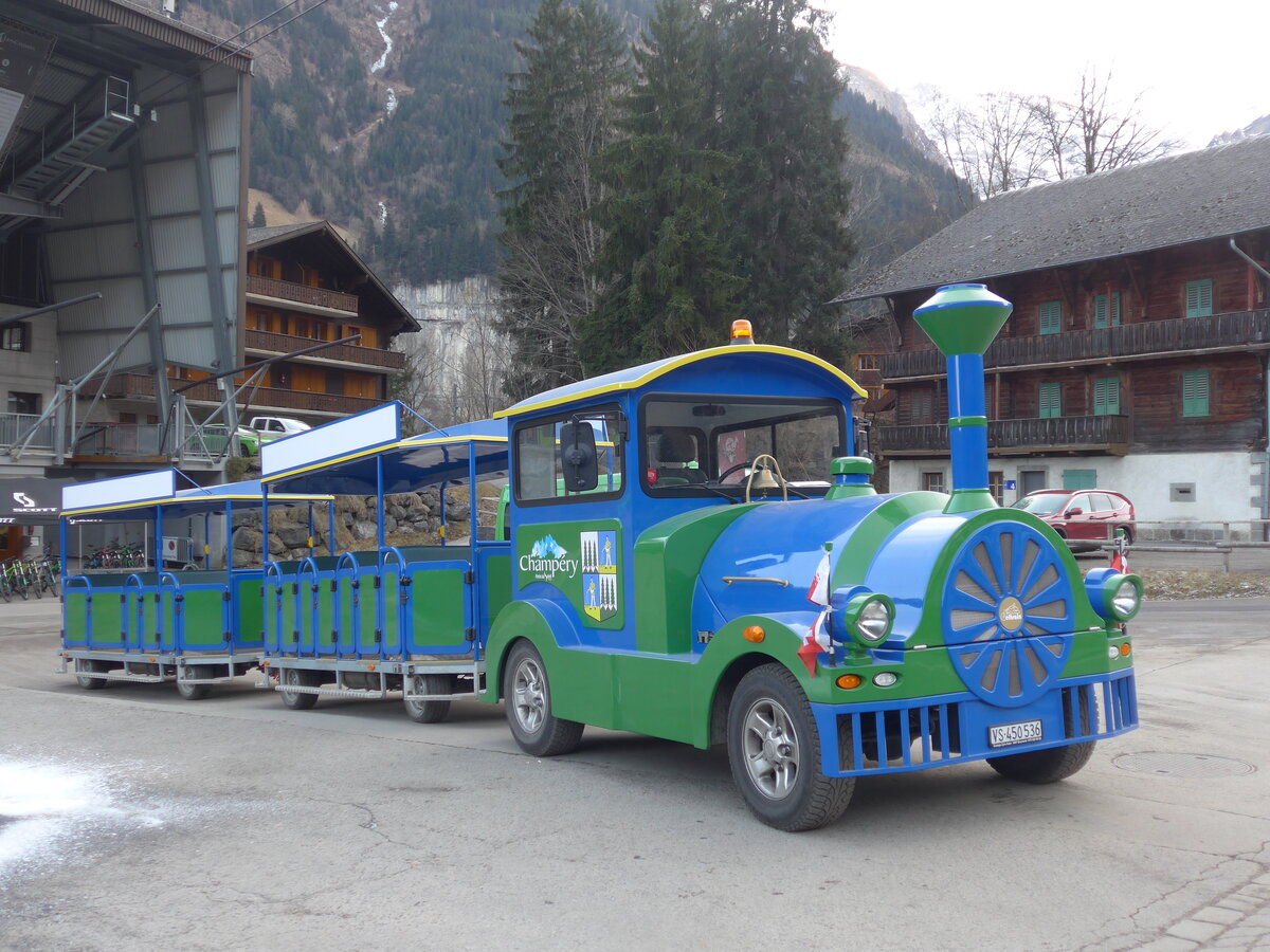 (177'555) - Champ�ry-Express, Champ�ry - VS 450'536 - am 2. Januar 2017 beim Bahnhof Champ�ry