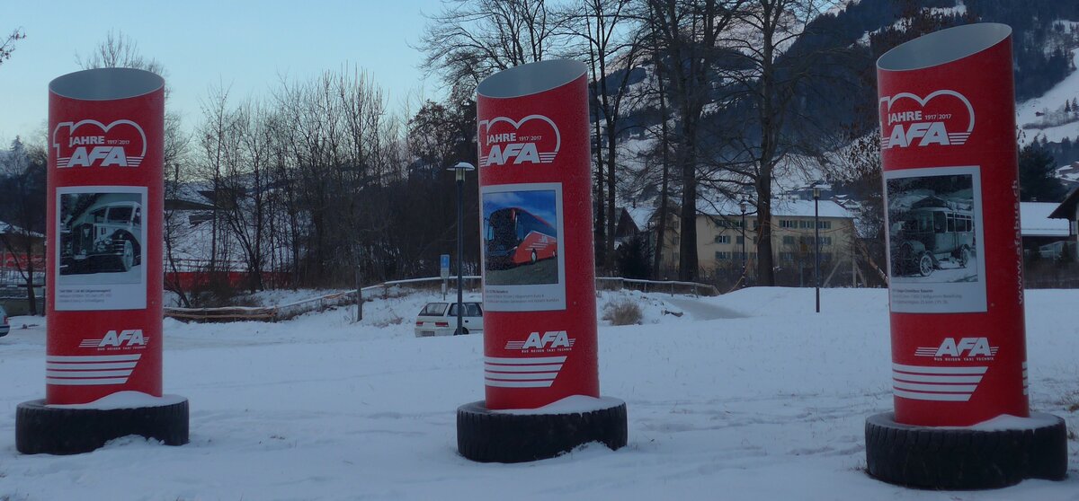 (177'634) - Plakats�ulen F�r 100 Jahre 1917 2017 AFA am 7. Januar 2017 beim Bahnhof Frutigen