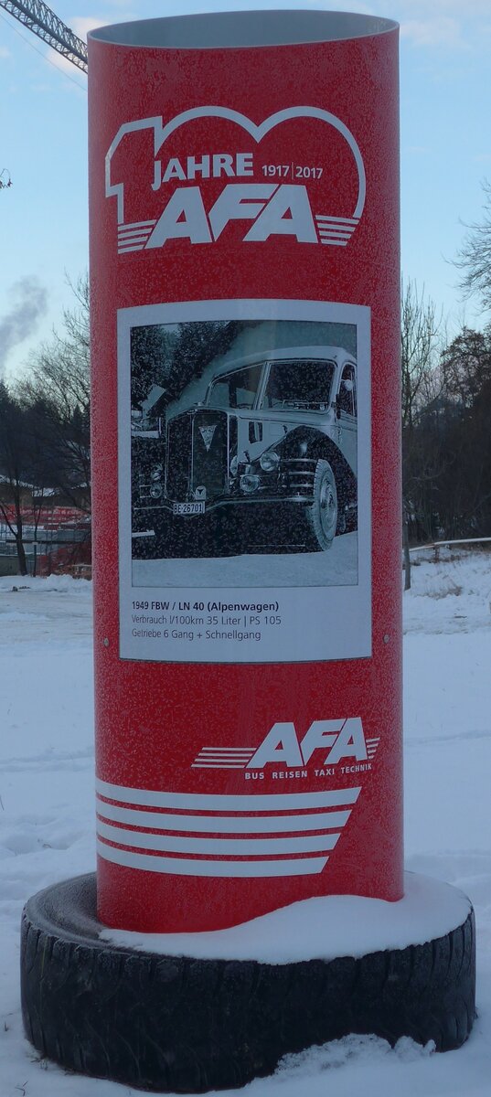 (177'636) - Plakats�ule f�r 100 Jahre 1917 2017 AFA am 7. Januar 2017 beim Bahnhof Frutigen