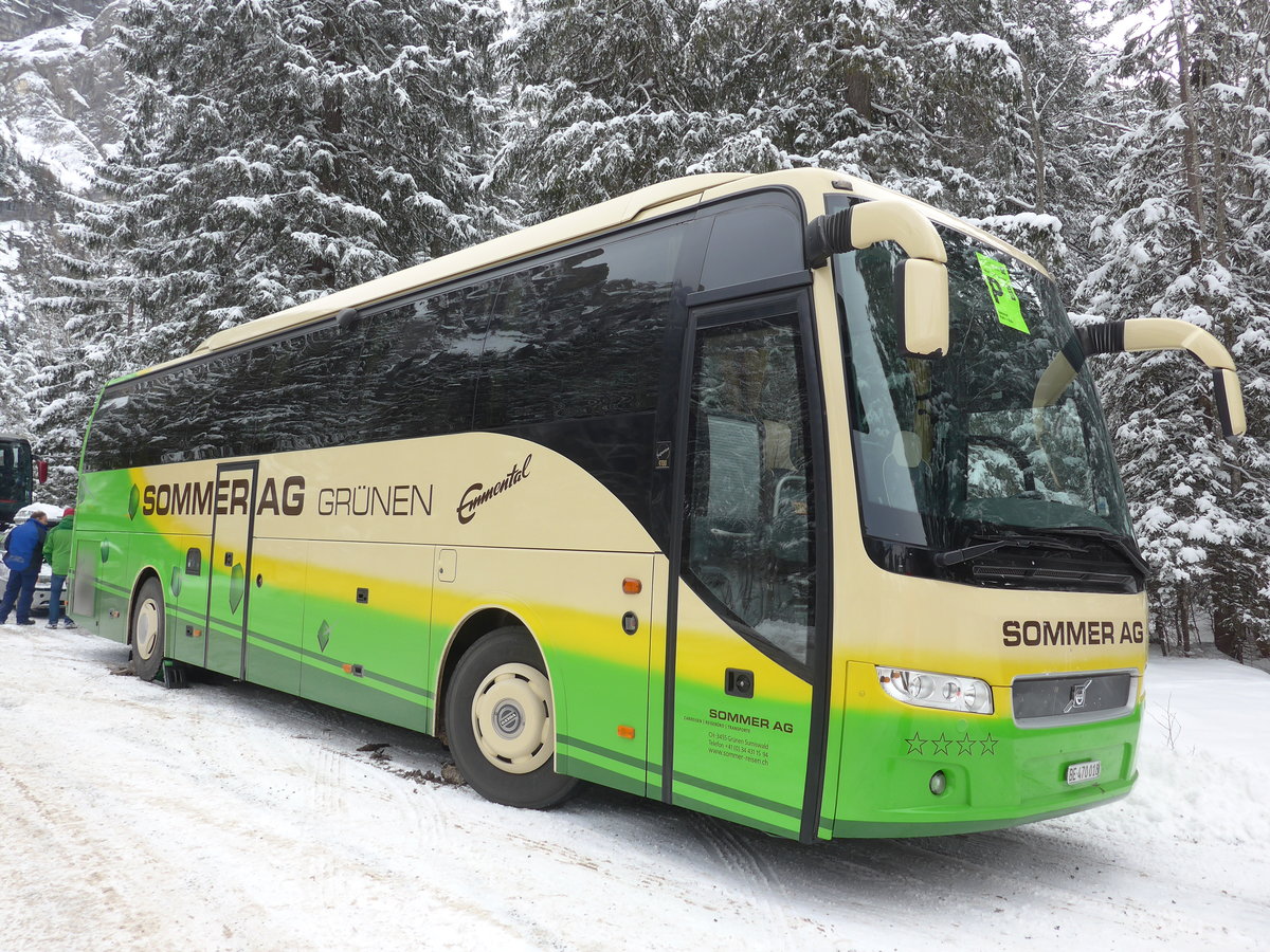 (177'812) - Sommer, Gr�nen - BE 470'018 - Volvo am 7. Januar 2017 in Adelboden, Unter dem Birg