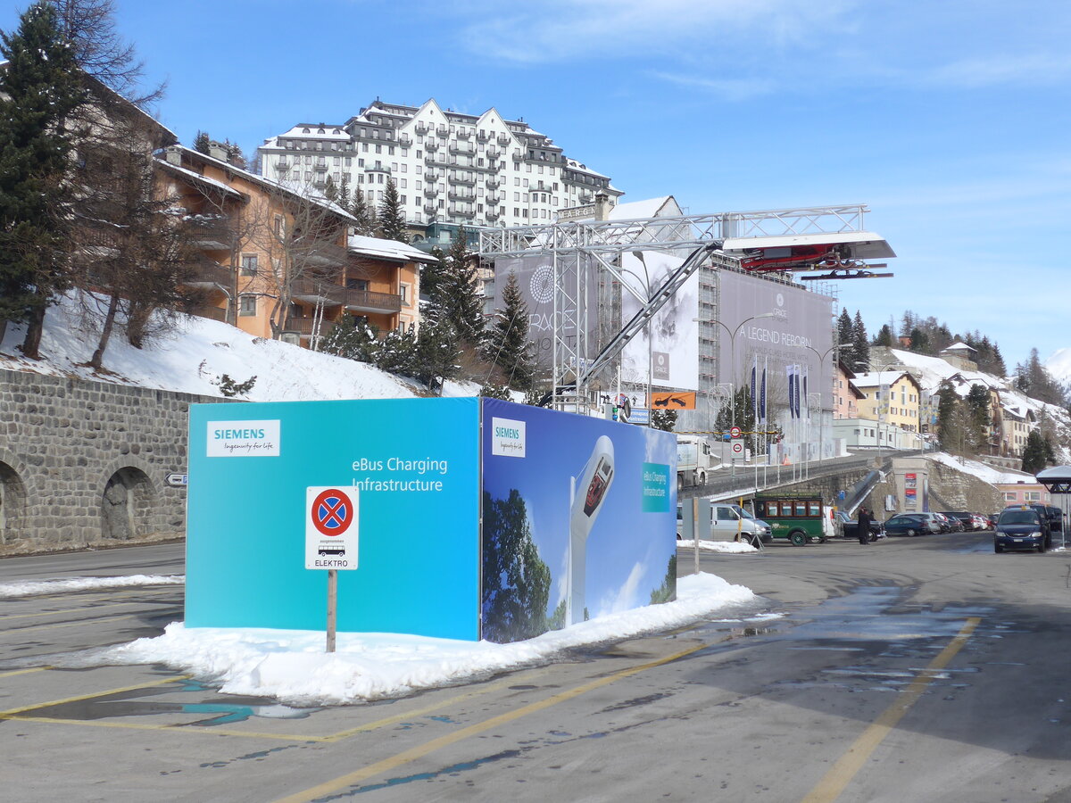 (178'419) - Ladestation f�r Elektrobus am 9. Februar 2017 beim Bahnhof St. Moritz