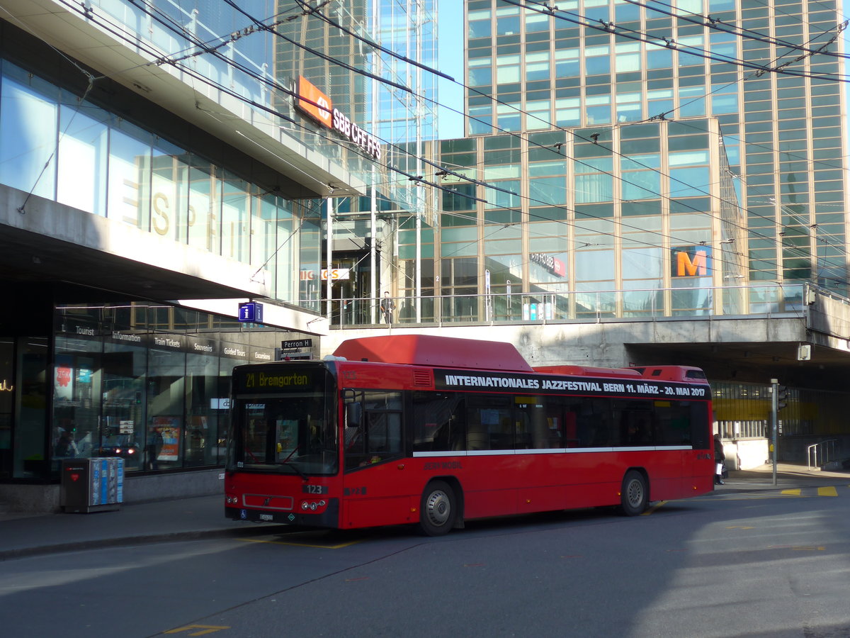 (178'855) - Bernmobil, Bern - Nr. 123/BE 624'123 - Volvo am 11. M�rz 2017 beim Bahnhof Bern