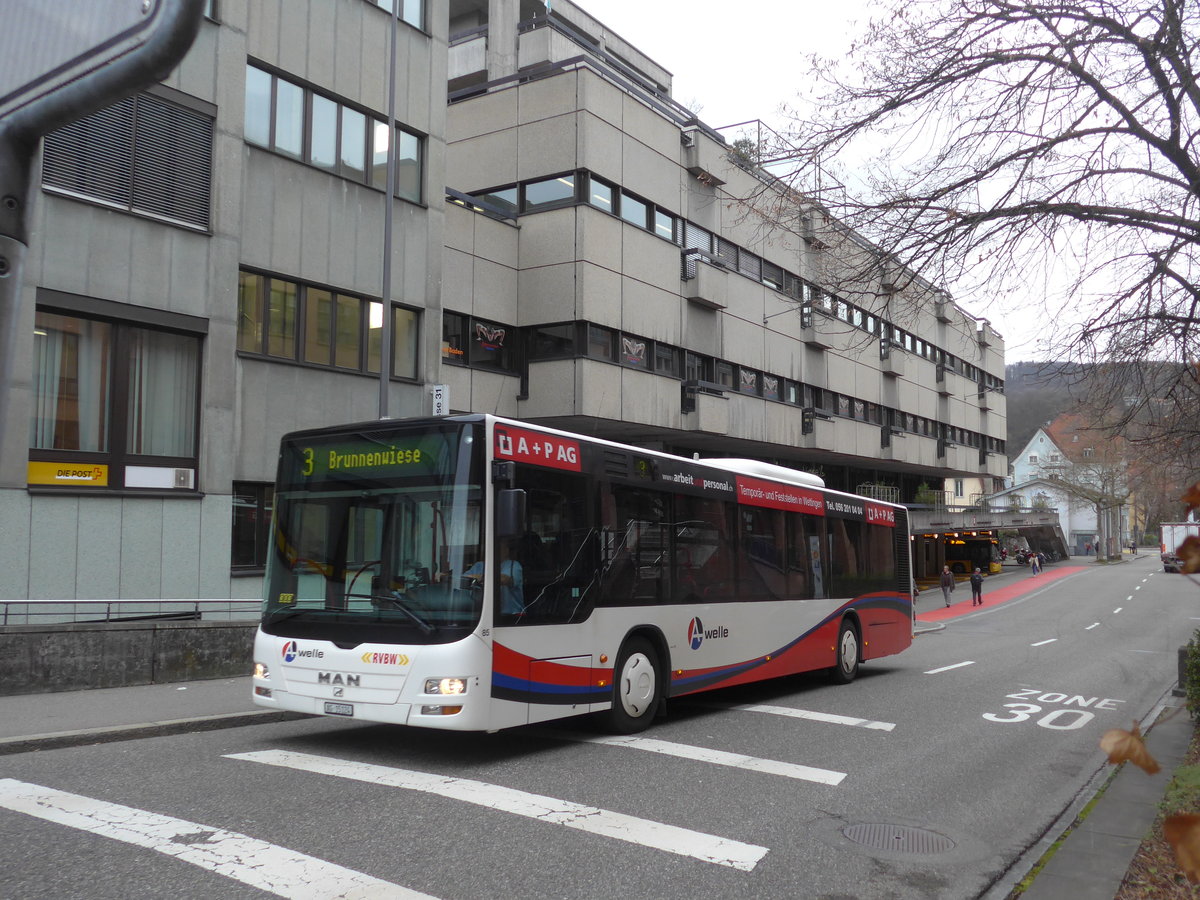 (179'002) - RVBW Wettingen - Nr. 85/AG 15'124 - MAN am 20. M�rz 2017 beim Bahnhof Baden