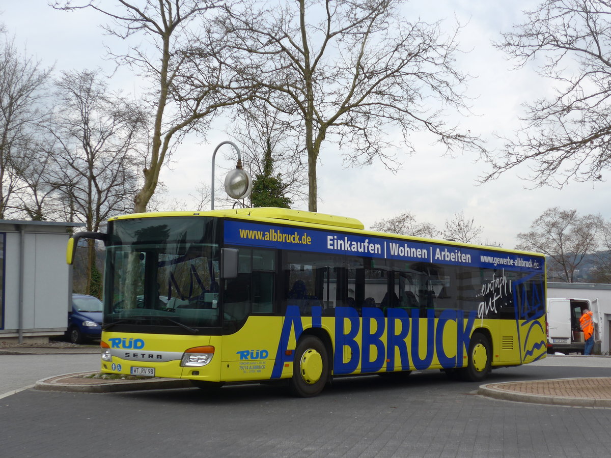(179'004) - R�d, Albbruck - WT-RV 98 - Setra am 20. M�rz 2017 beim Bahnhof Waldshut