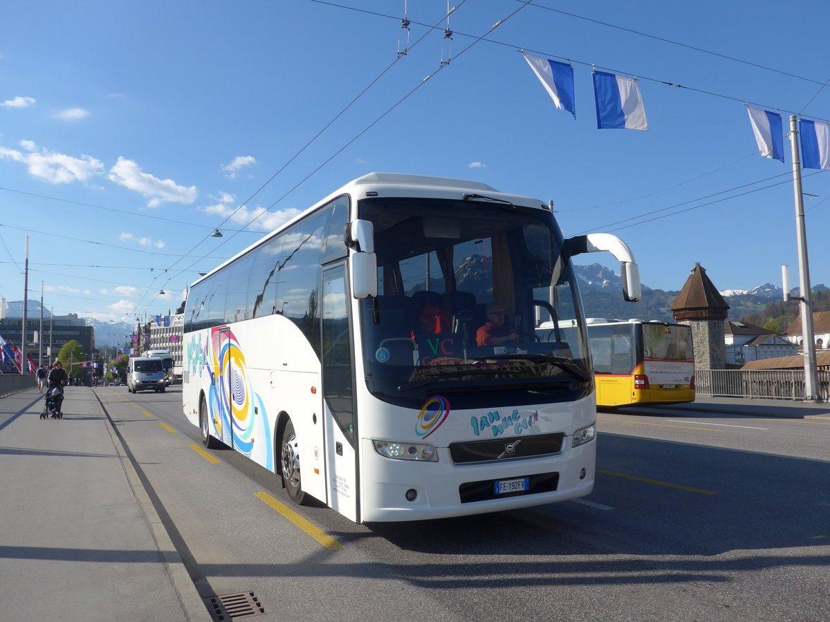 (179'409) - Aus Italien: Iannucci, Ceprano - Nr. 88/FE-192 FV - Volvo am 10. April 2017 in Luzern, Bahnhofbr�cke