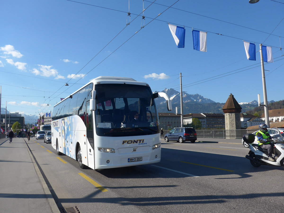 (179'415) - Aus Rum�nien: Fonti, Baia Mare - MM 13 BNY - Volvo am 10. April 2017 in Luzern, Bahnhofbr�cke