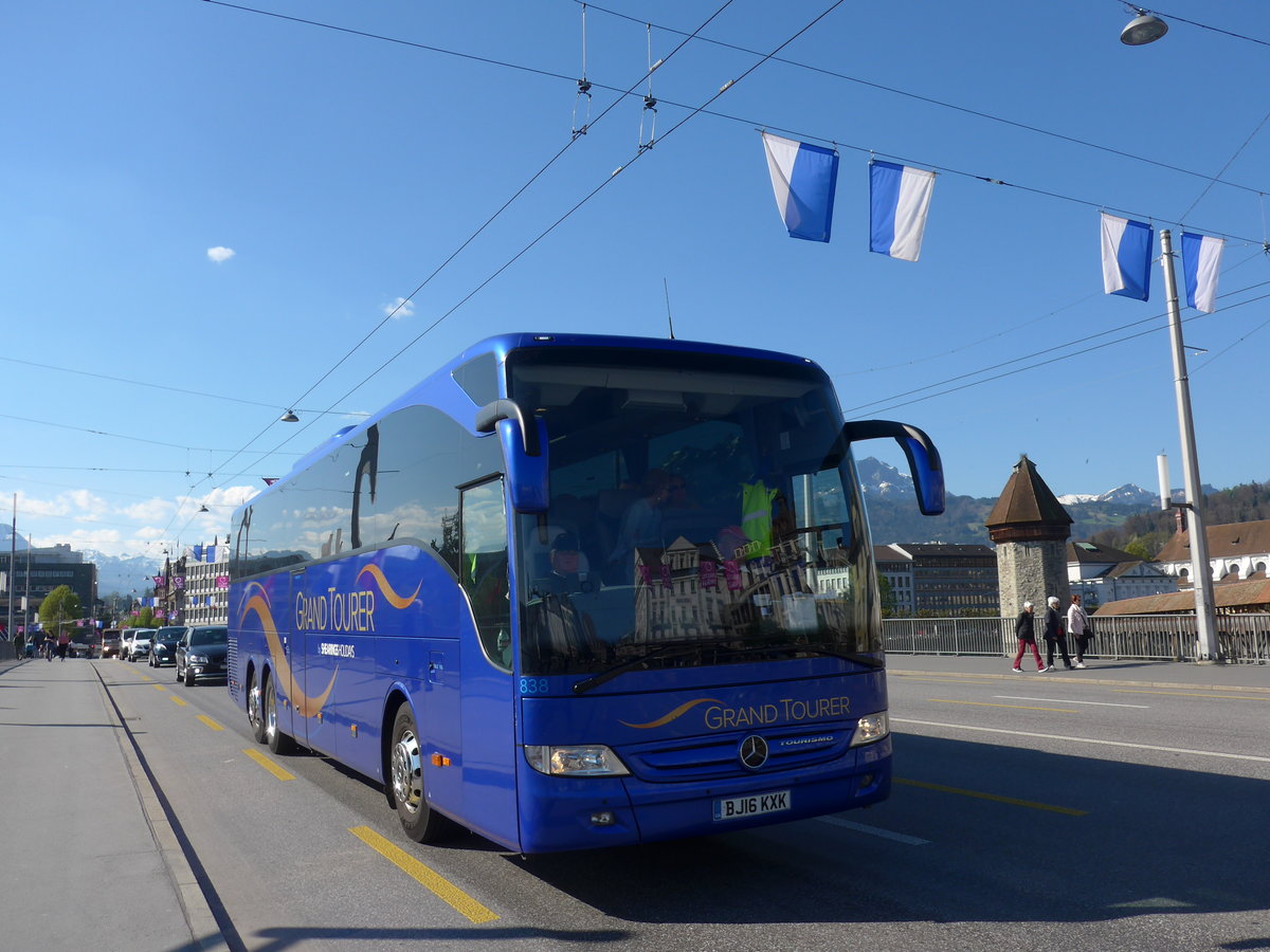 (179'441) - Aus England: Shearings, Wigan - Nr. 838/BJ16 KXK - Mercedes am 10. April 2017 in Luzern, Bahnhofbr�cke