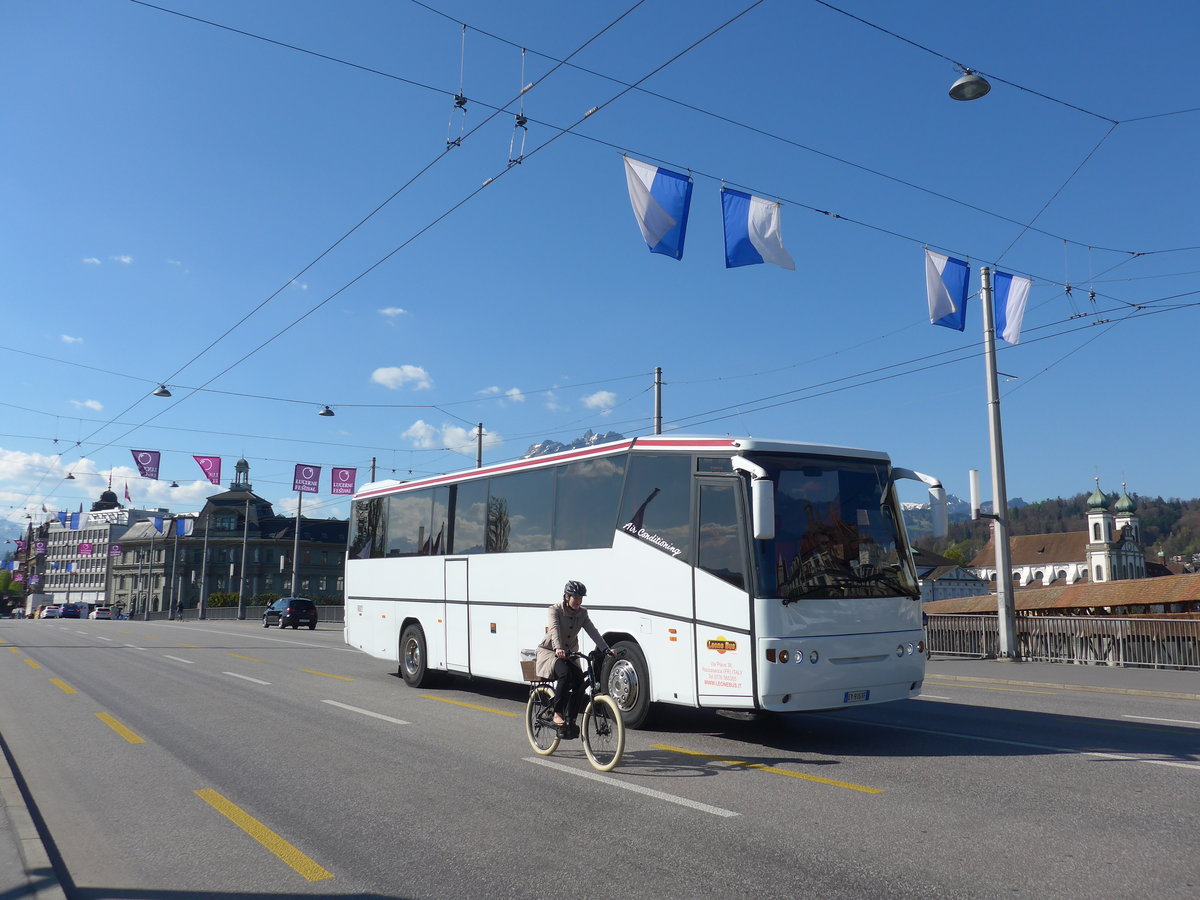 (179'448) - Aus Italien: Leone Bus, Roccasecca - EY-916 VF - ??? am 10. April 2017 in Luzern, Bahnhofbr�cke