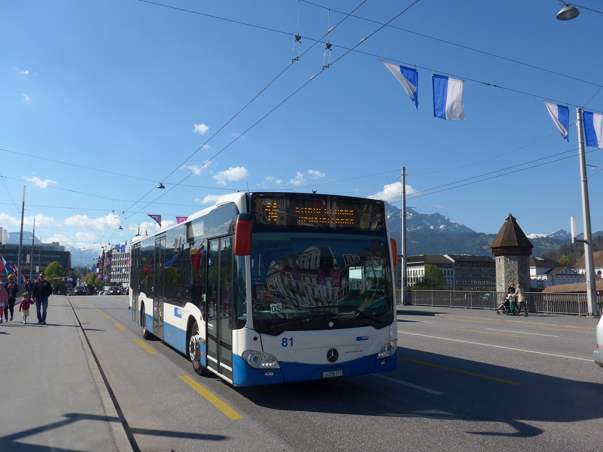 (179'461) - VBL Luzern - Nr. 81/LU 250'371 - Mercedes am 10. April 2017 in Luzern, Bahnhofbr�cke