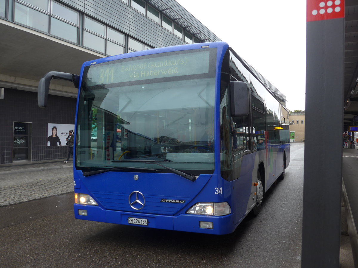 (179'633) - VZO Gr�ningen - Nr. 34/ZH 124'134 - Mercedes am 16. April 2017 beim Bahnhof Uster