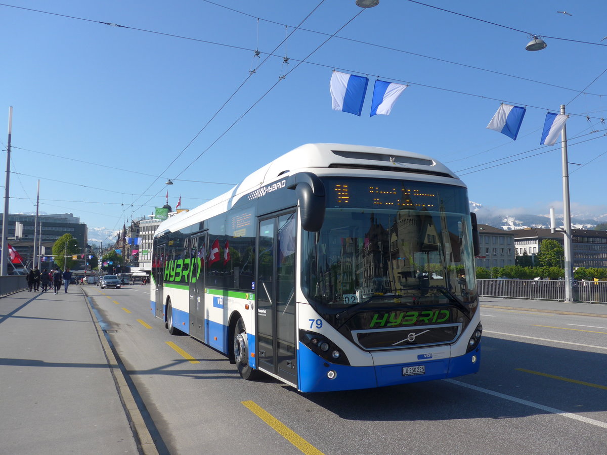 (179'770) - VBL Luzern - Nr. 79/LU 250'225 - Volvo am 29. April 2017 in Luzern, Bahnhofbr�cke