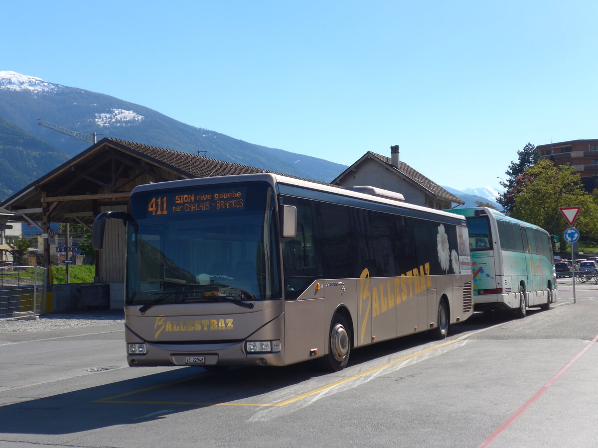 (179'901) - Ballestraz, Gr�ne - VS 22'948 - Irisbus am 29. April 2017 beim Bahnhof Sierre