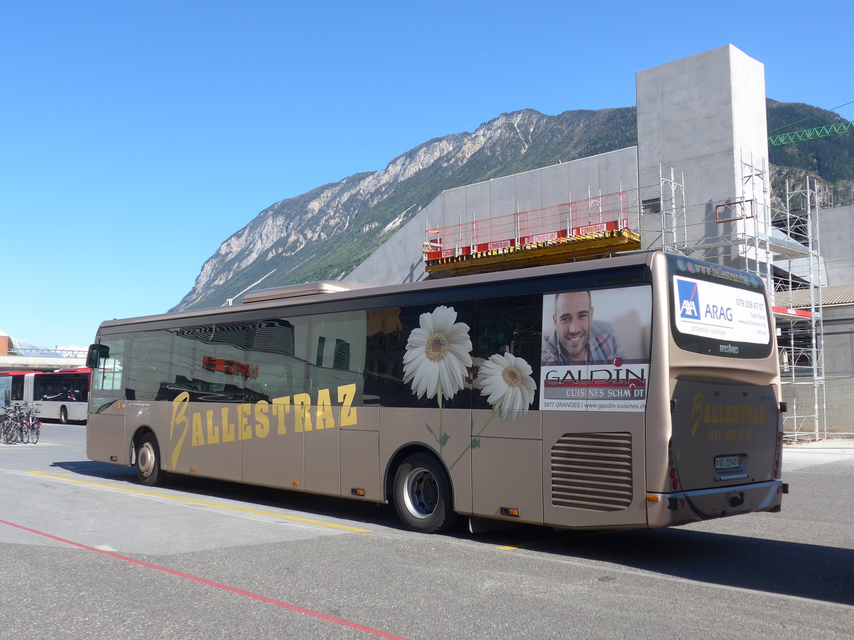 (179'902) - Ballestraz, Gr�ne - VS 22'948 - Irisbus am 29. April 2017 beim Bahnhof Sierre