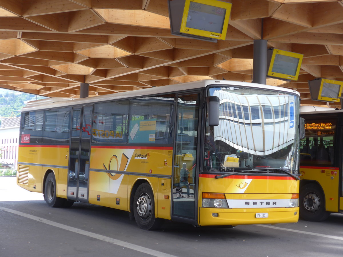 (179'962) - Ev�quoz, Erde - VS 1011 - Setra am 30. April 2017 beim Bahnhof Sion