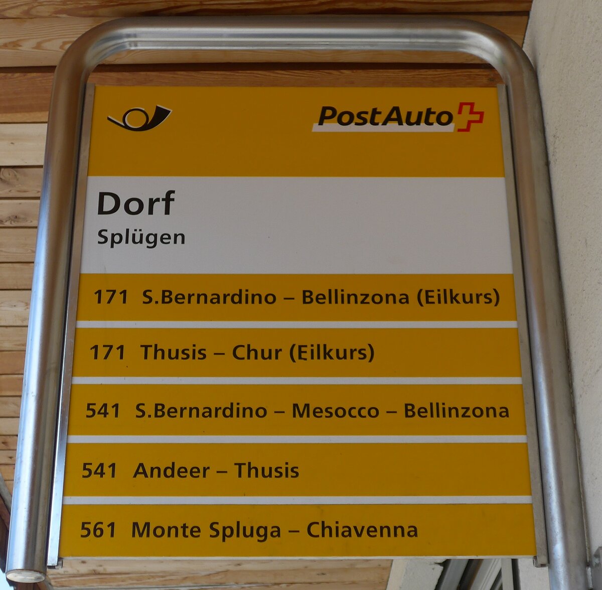 (180'488) - PostAuto-Haltestellenschild - Spl�gen, Dorf - am 23. Mai 2017