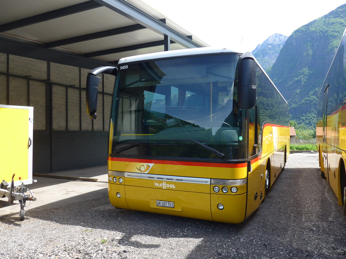 (180'510) - PostAuto Graub�nden - GR 107'701 - Van Hool am 23. Mai 2017 in Grono, Garage TpM