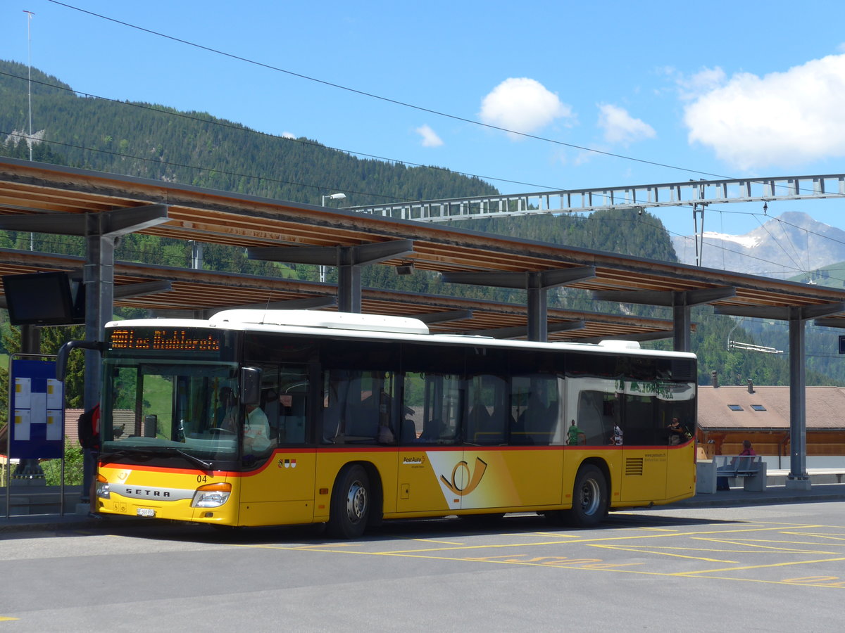 (180'776) - K�bli, Gstaad - Nr. 4/BE 360'355 - Setra am 26. Mai 2017 beim Bahnhof Gstaad