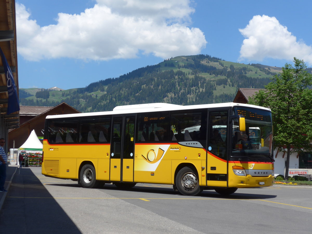 (180'779) - K�bli, Gstaad - Nr. 3/BE 330'862 - Setra am 26. Mai 2017 beim Bahnhof Gstaad